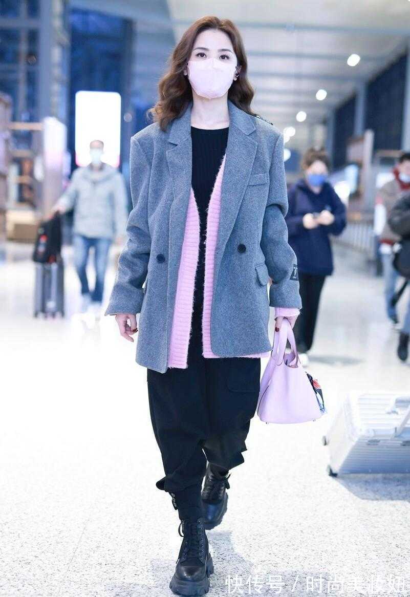 阿sa 阿Sa不愧是“时髦精”,灰色西装叠穿粉色针织开衫,又飒又美