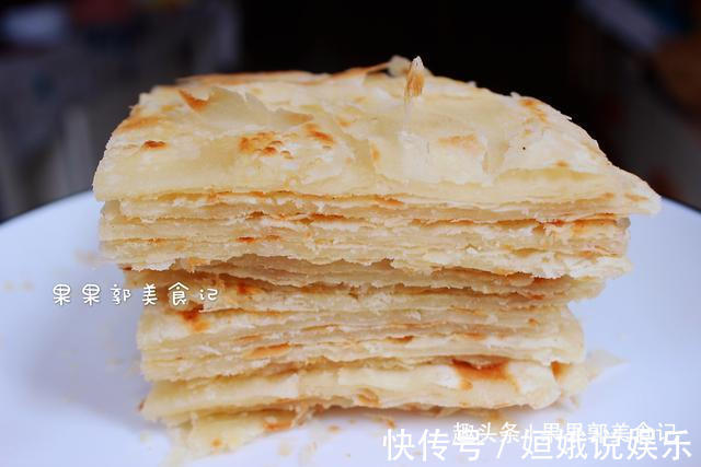 烙饼时,有人烫面,有人抹油,其实都不对,大厨教你正确做法