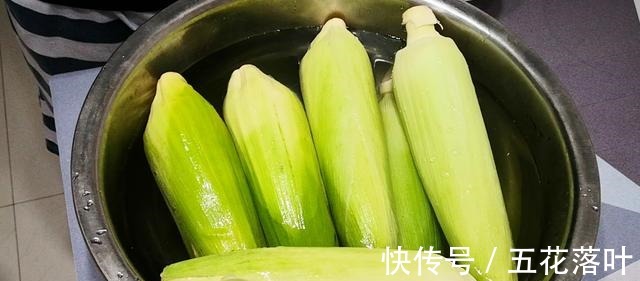 清水|煮玉米时,最忌用清水直接煮,多加2味,玉米又香又糯,很实用!