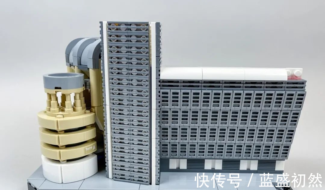 足球场|乐高10299皇家马德里足球场——圣地亚哥·伯纳乌球场开箱评测!