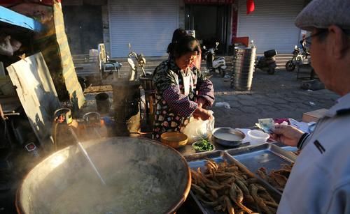 水豆腐|东北县城早市人间烟火味特浓，酸菜炖肉粘豆包，满街都是东北味道