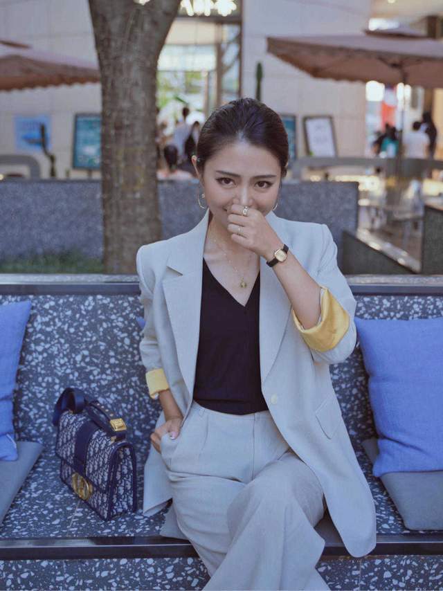 职场|小个子如何穿出“职场”范?一身灰色西服套装精致干练,显高显瘦