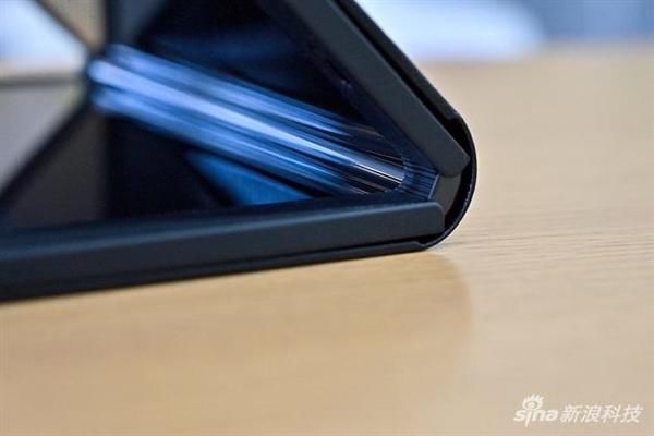 电脑|首款折叠屏电脑ThinkPad X1 Fold初上手：小机身有大空间