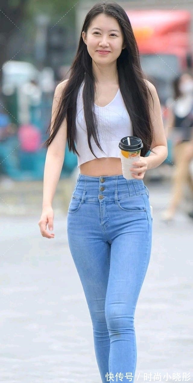 减龄 清新减龄的夏日穿搭,少不了收腰短衫+牛仔裤的组合,时尚显气质