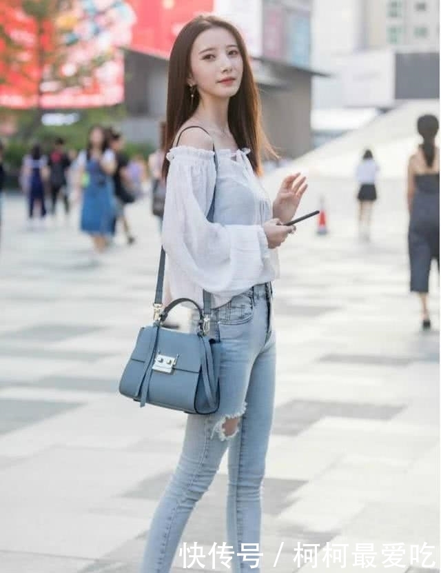 街拍女神：白色T恤搭配牛热裤，给人清纯如水的感觉