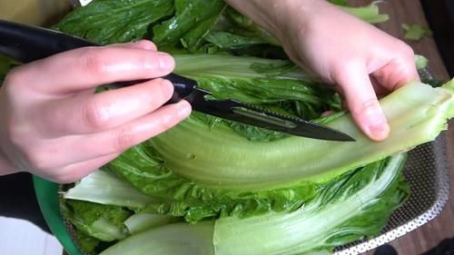 泡酸菜别只加盐，30年老方法告诉你，又酸又脆，放一年不会坏