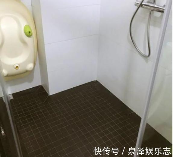 打滑|淋浴房排水怎么设计现在更流行拉槽式，排水快不打滑，美观实用