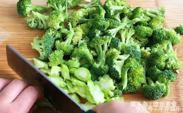 清炒西兰花有秘诀,不要直接焯水了,多加这一步,营养又美味