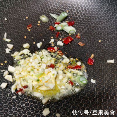 告诉你3个诀窍,在家也能做出奶香卷心菜炒午餐肉