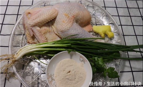 一半只鸡直接丢进蒸锅,不炒也不炖,一次做一盘,上桌就秒光