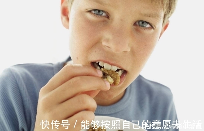 胡萝卜素|常吃核桃会有“5个”好处，但有2种人不适合吃