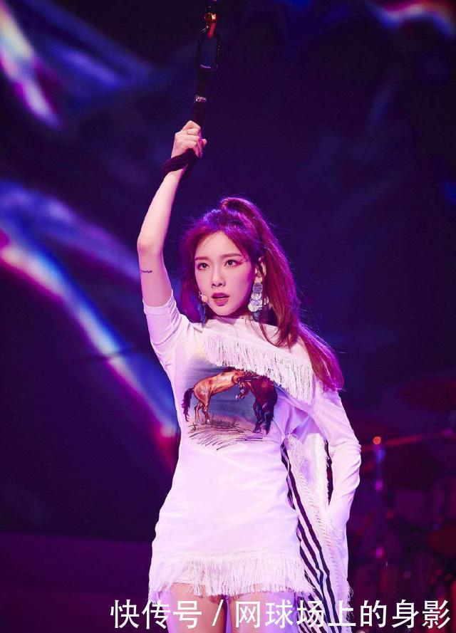 睫毛|金泰妍演唱会造型百变,穿着拼花裙开场气场强大,尽显女神特质