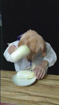 |搞笑GIF趣图:撞衫不可怕,一定要淡定,妹子稳住