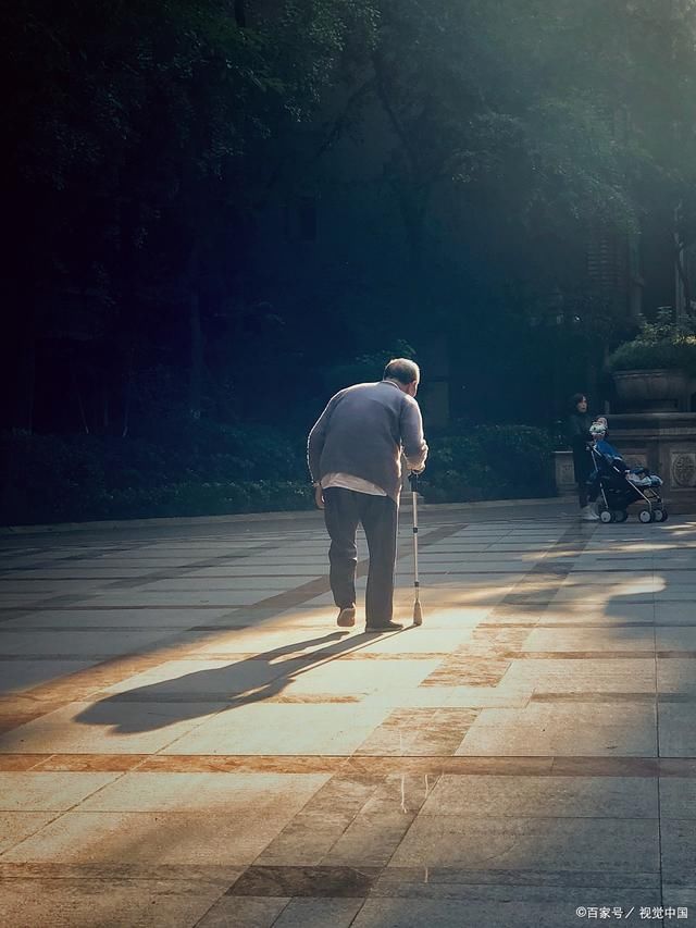 1个老人，18首诗，讲述背影故事:步已蹒跚背已驼，可怜白发老阿婆