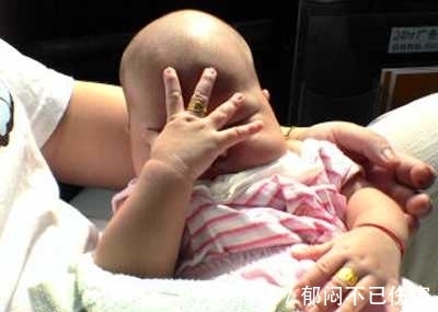 国家大事|搞笑宝宝系列:都不要打扰宝宝,宝宝也要关心国家大事,太逗了