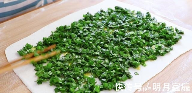 韭菜鸡蛋饼|教你在家做早餐,学会不用买着吃,比卖的还好吃,出锅就吃光,香!