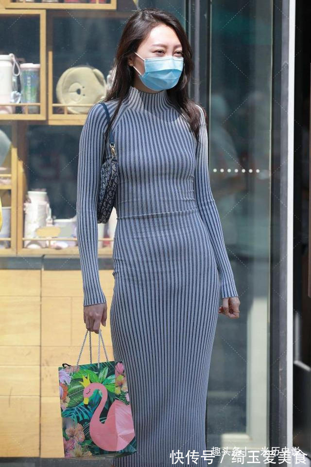 天生丽质 想要展现优美的曲线,首选修身长裙,来学学美是怎么穿搭的吧