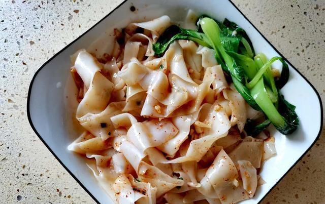  饺子皮|想吃油泼面，5张饺子皮就能搞定，酸辣开胃，每次能吃一大碗