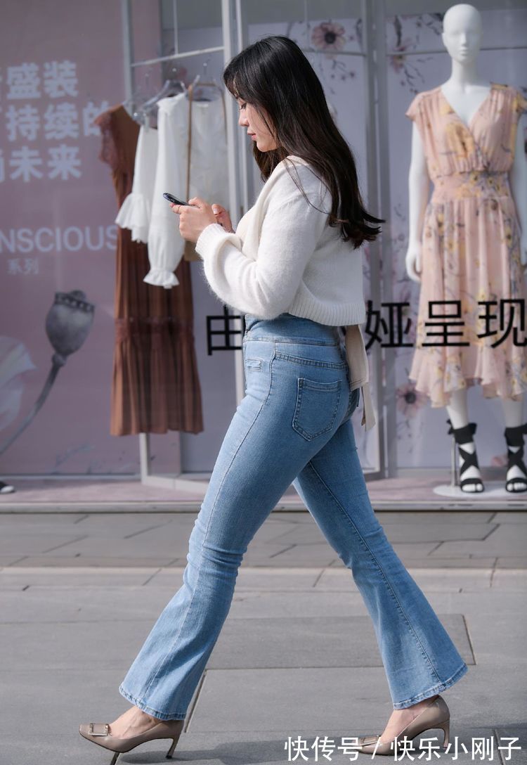 乐福鞋 想要凸显微胖身材优势,光靠喇叭裤是远远不够的,可以试试针织衫