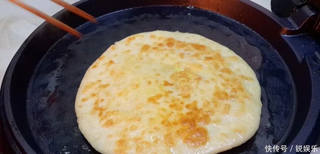 鸡蛋饼这样做太香了,教你懒人做法,鼓泡零失败,吃过就念念不忘