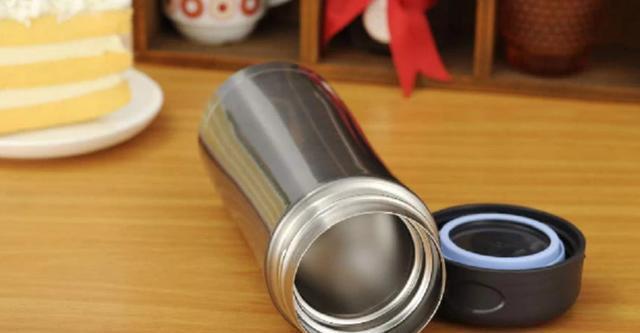 保温杯最好别装这四种水,特别是第二种,你绝对装过,快提醒家人