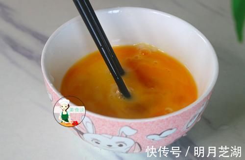 焯水|炒芹菜时，先焯水或直接炒都不对，牢记三个技巧，芹菜脆嫩不塞牙