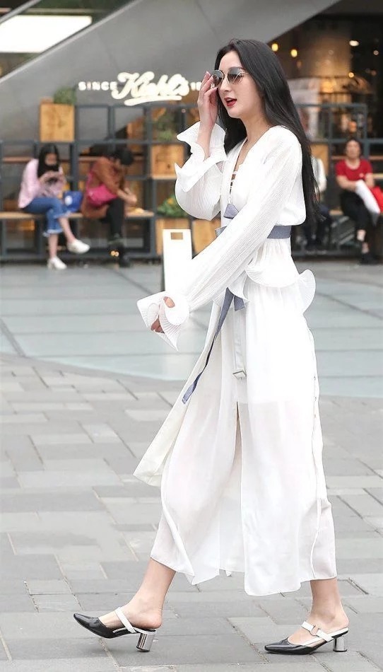 身材 身材高挑的小姐姐，身穿牛仔外套搭配阔腿开衩裤，个性又时尚