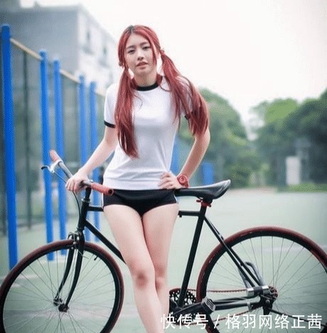 街拍:清纯可人有质的美女,身材凹凸随性不羁的风格气场大!