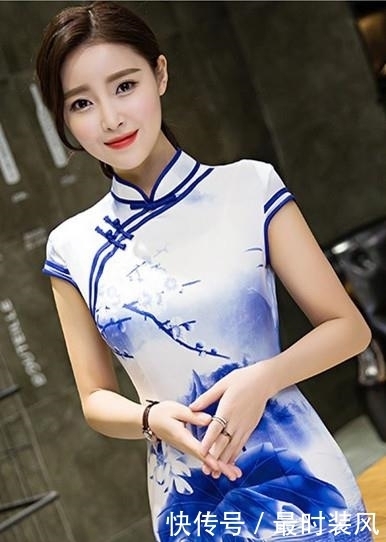 迷人的旗袍，白皙的肌肤如凝脂般泛着光泽，令人着迷