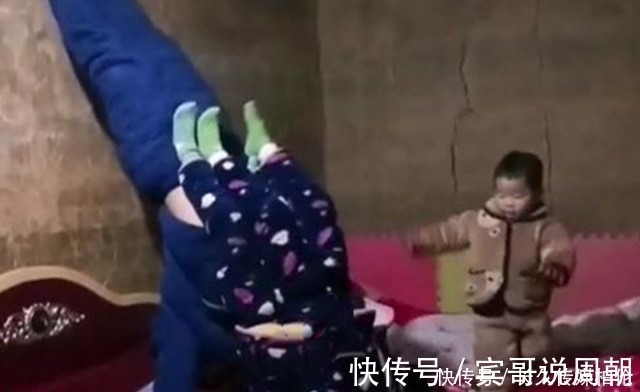 大儿子|爸爸带三个娃玩倒立,两女儿配合天衣无缝,没想到小儿子才是王者