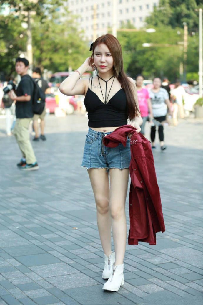 街拍:小美女一条红色吊带连衣裙,吸睛率极高