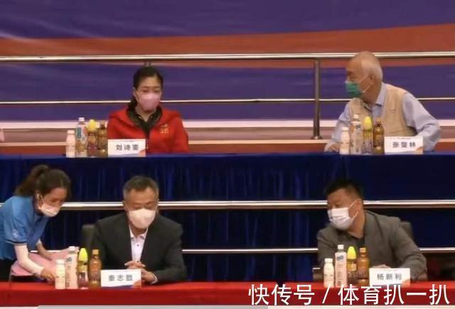 中国女乒|邓亚萍伯乐颁奖!国乒82岁功勋白发苍苍,看刘国梁被围后默默离开