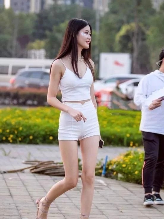 街拍:时尚大方的美女,白衬衫搭配简洁短裙,简约干练优雅美丽