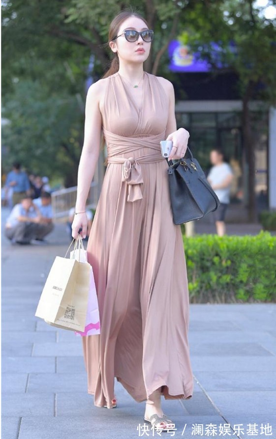 相亲女孩 精致的妆容,裸色的修身长裙,这样的相亲女孩,怎能让人不心动?