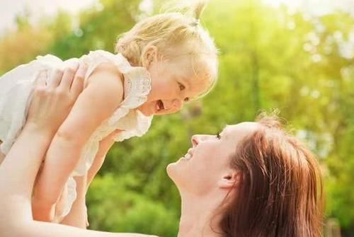 带娃|宝妈在公交车上给娃喂奶,旁边一男子的善意举动,赢得全车人点赞