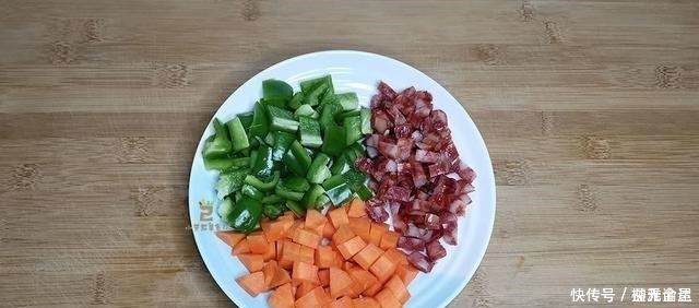 米饭|早餐我用剩饭做5色炒饭,上桌惊艳了全家,孩子真想天天吃剩饭