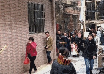 |搞笑GIF:都这时候了还看什么看 赶紧来救我啊,真装不下去了