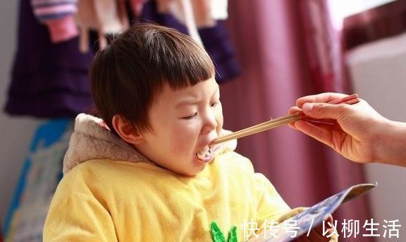 积食|医生再次强调:别再这样喂孩子,容易积食不说,还影响大脑发育!