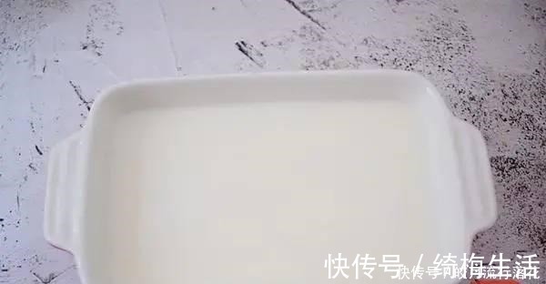 草莓丁|酸奶草莓冻这样做！简单4步不蒸不烤，一个奶锅就能做！