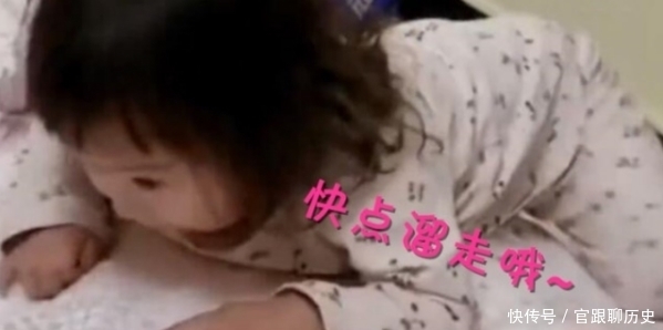 宝妈|“霸道姐姐”偷偷欺负二胎弟弟,被家长发现后迅速开溜,表情搞笑