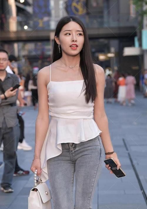 小蛮腰|白色吊带上衣搭配灰色喇叭裤，简单的装扮却穿出了心动的感觉