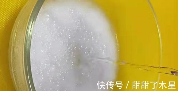 嘴馋了别忘做它吃，不炖不煎，整块下锅一炸，切片蘸料吃，真香啊！