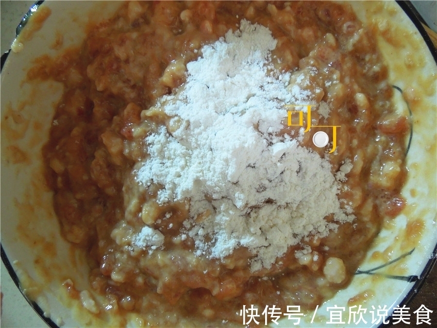 秋天又可以大口吃肉了，干炸丸子做起来，一口一个，外焦里嫩