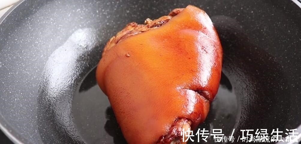 大厨教你做红烧肘子,秘制方法超简单,肉质软糯脱骨,又香又好吃