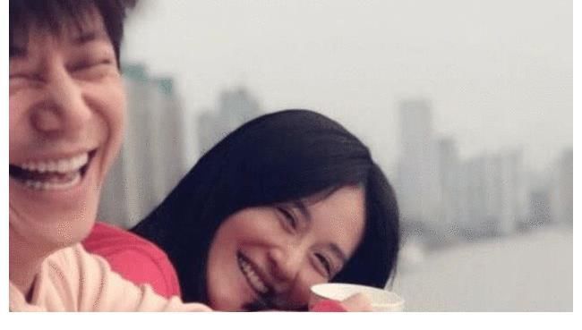 谢娜产子后首上综艺!穿短裙跳热舞身材没变化,何炅开车接她上班