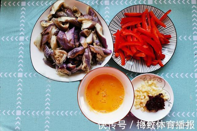 郫县豆瓣酱|鸡蛋茄子配彩椒,不油不腻味道香,真的越吃越想吃