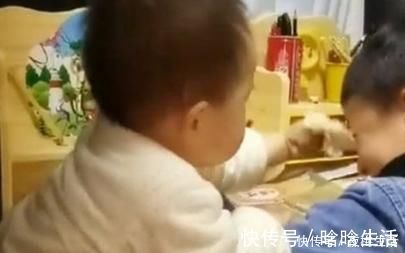 宝宝|哥哥被父母凶,弟弟上来保护安慰,画面真是太暖心了