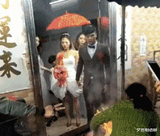 架势|“对门刚搬来的小姐姐开着门做饭,好奇瞅了一眼,这架势是刚睡醒?”,哈哈哈哈!