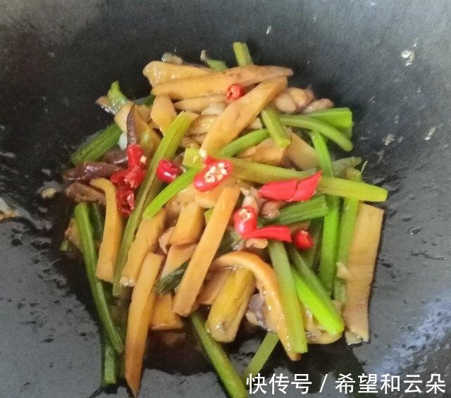 芹菜炒杏鲍菇！