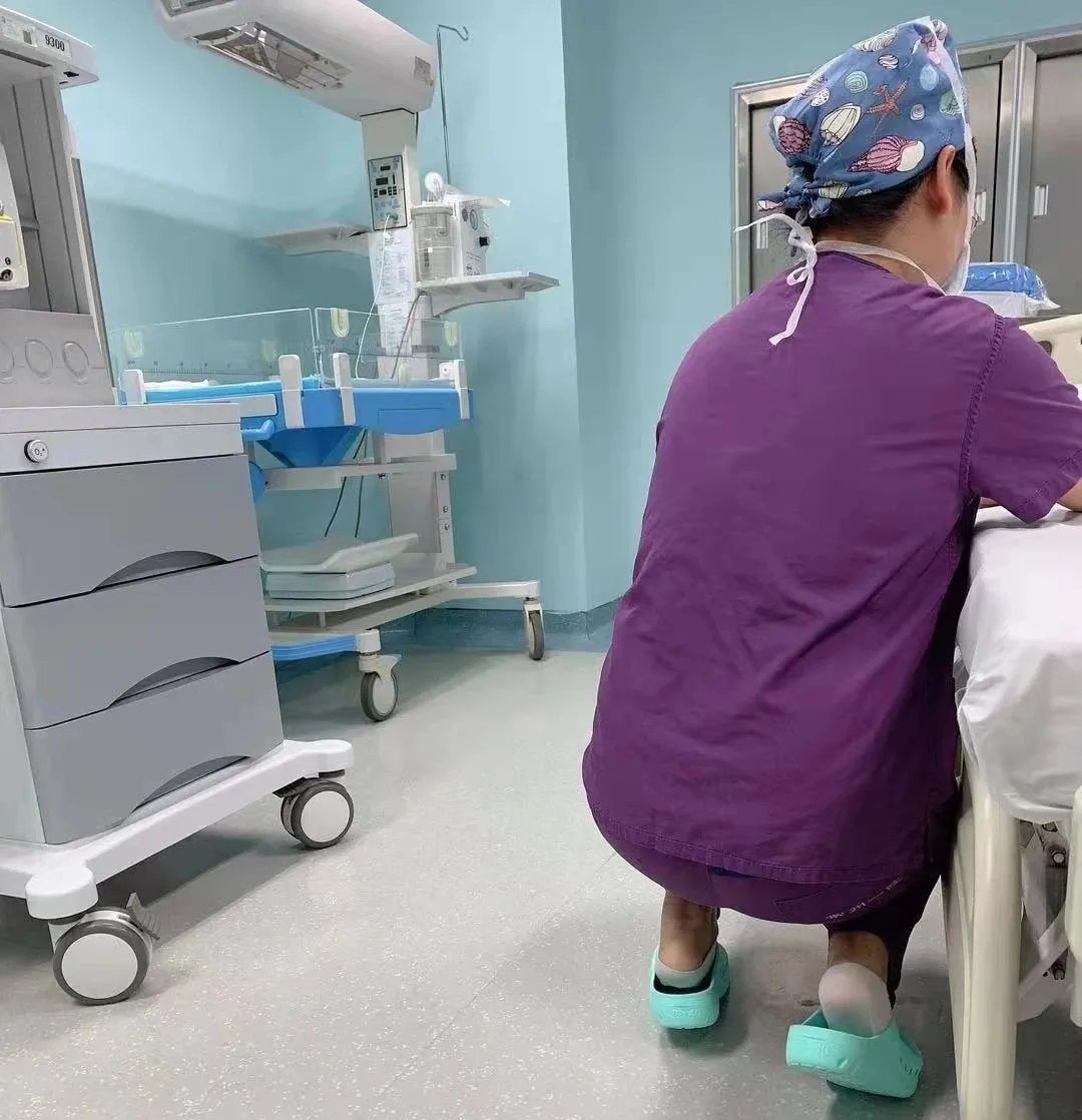 阴道|胎儿脐带脱垂命悬一线,医护协力争分夺秒,助准妈妈4分钟平安分娩